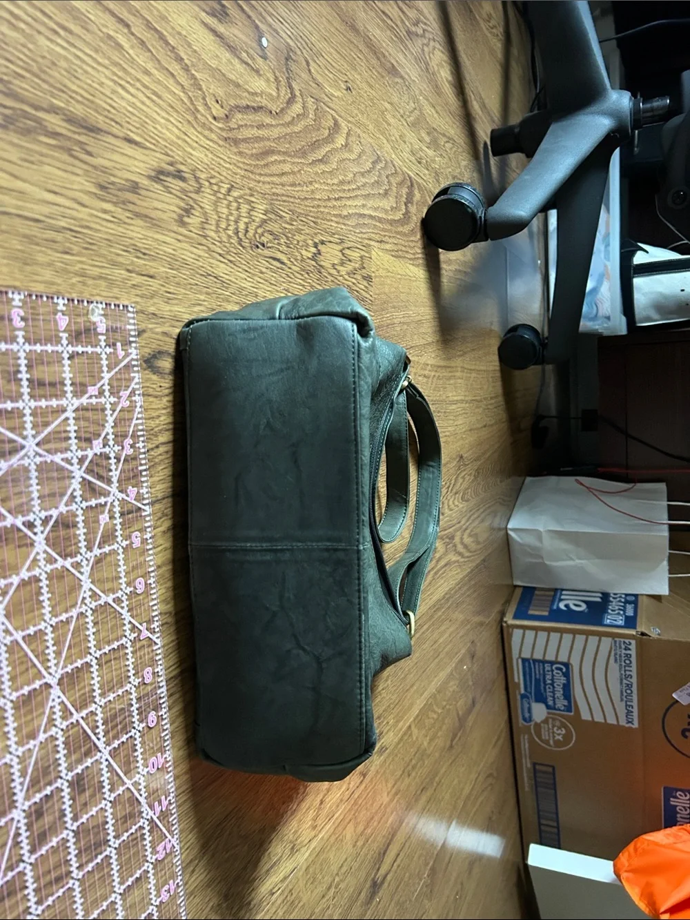 Great American leather works  Green Shoulder Bag with Front Zip Pockets